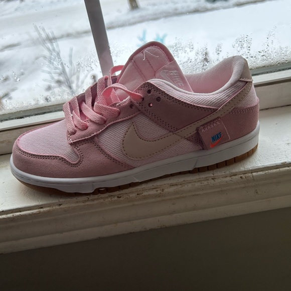 Nike Low Dunk Baby Pink Women Size 8 - Picture 2 of 3